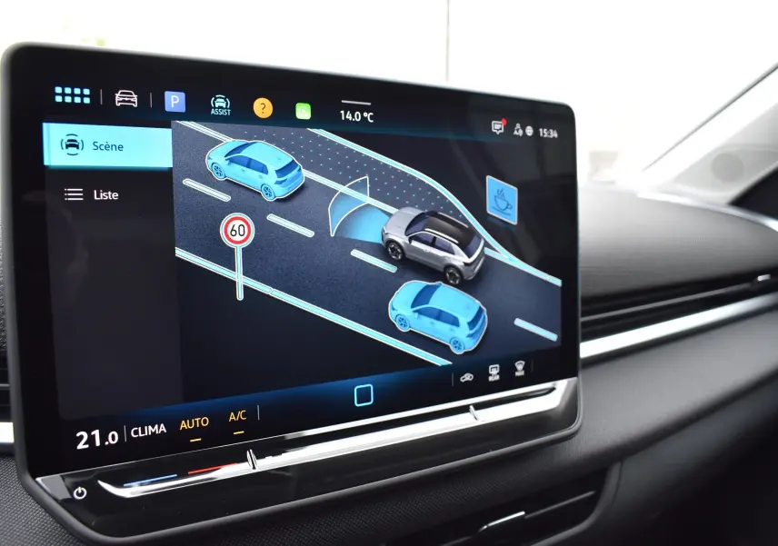 Vue rapprochée de l’écran tactile intérieur du Volkswagen T-Roc 2025 montrant l’aide à la conduite active.