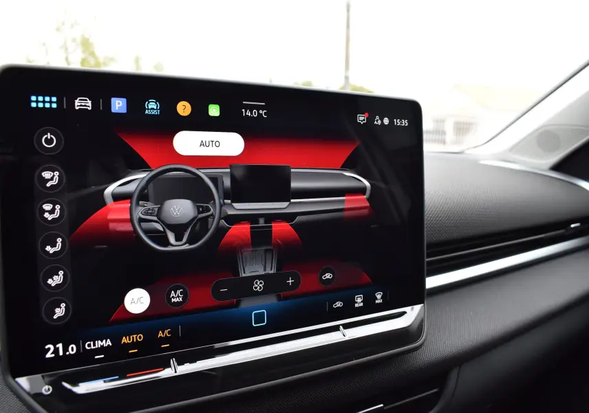 Écran tactile intérieur du Volkswagen T-Roc 2025 montrant la commande de climatisation et le tableau de bord moderne.