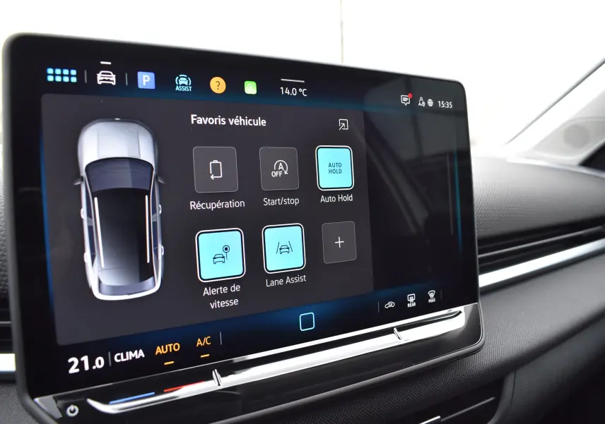 Écran tactile intérieur du Volkswagen T-Roc 2025 montrant les options d'assistance à la conduite.
