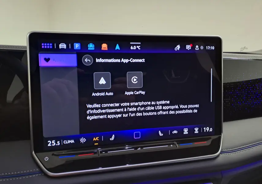 Écran tactile central du Volkswagen Tiguan 2025 affichant les options Android Auto et Apple CarPlay, intérieur moderne.