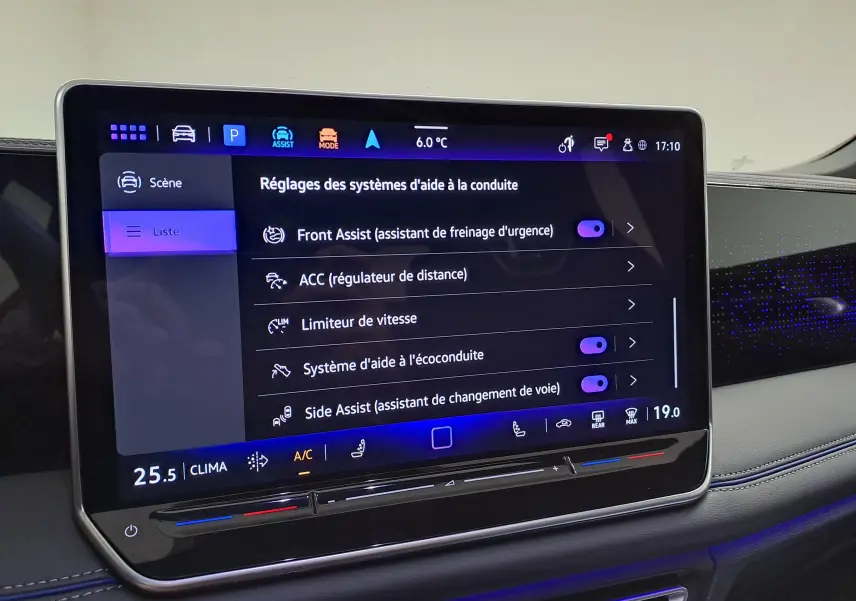 Écran tactile central du Volkswagen Tiguan 2025 affichant les réglages des aides à la conduite, ambiance intérieure moderne.