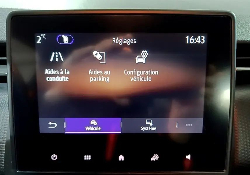 Écran tactile central affichant les réglages d’aides à la conduite, parking et configuration véhicule sur Renault Clio 2022.