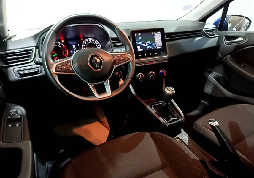 Intérieur Renault Clio Business 2022 vu côté conducteur, volant cuir multifonctions et écran tactile central allumé.