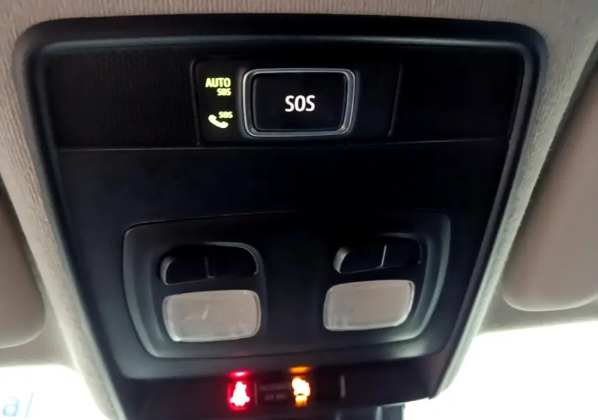 Vue rapprochée du plafonnier intérieur avec bouton SOS et éclairages dans une Renault Clio Business bleu 2022.