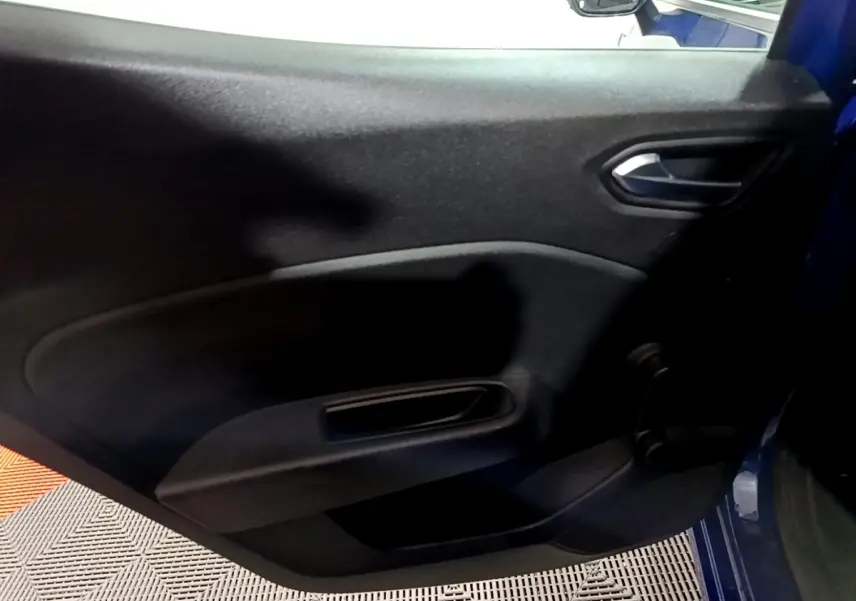 Vue intérieure de la porte arrière droite d'une Renault Clio Business bleu 2022, avec poignée et panneau noir.