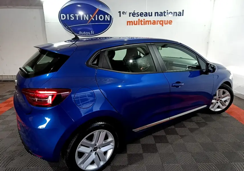 Vue 3/4 arrière droite d'une Renault Clio Business bleu, avec jantes alliage et feux arrière LED allumés.