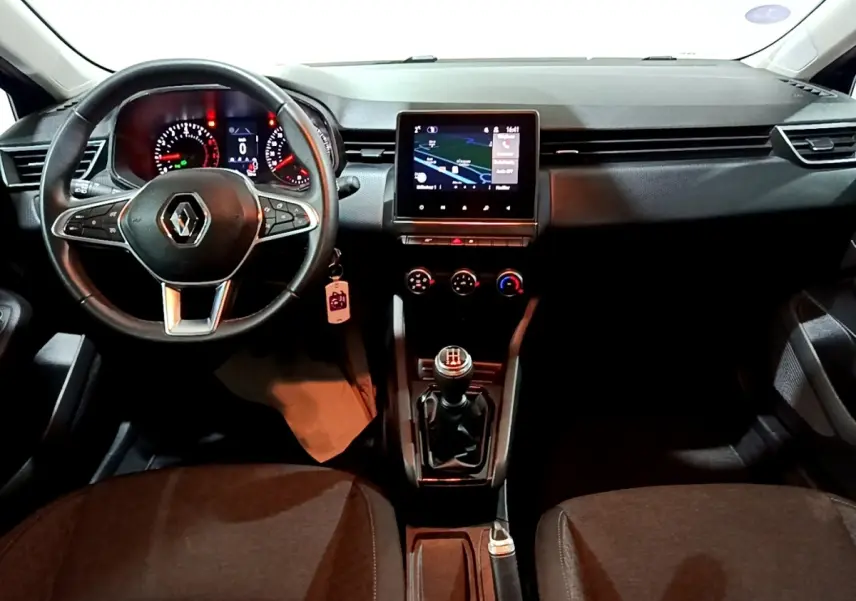 Vue intérieure avant de la Renault Clio Business 2022, volant cuir multifonctions et écran tactile central allumé.