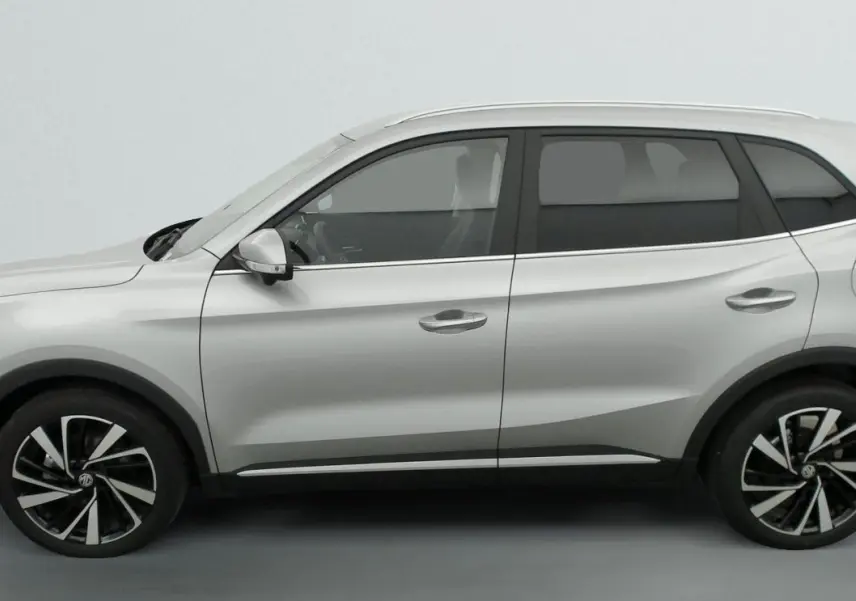 Profil côté gauche du MG ZS 1.5 L Hybrid+ gris argent, avec jantes noires et argentées distinctives.