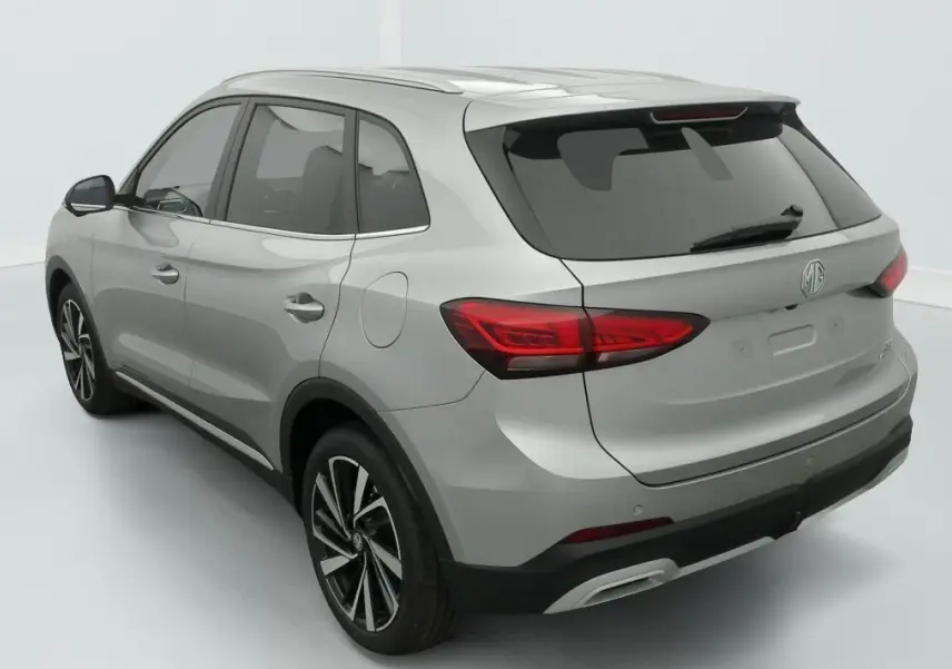 Vue 3/4 arrière droite du SUV MG ZS gris argent 2026 avec feux arrière LED et jantes alliage noires.