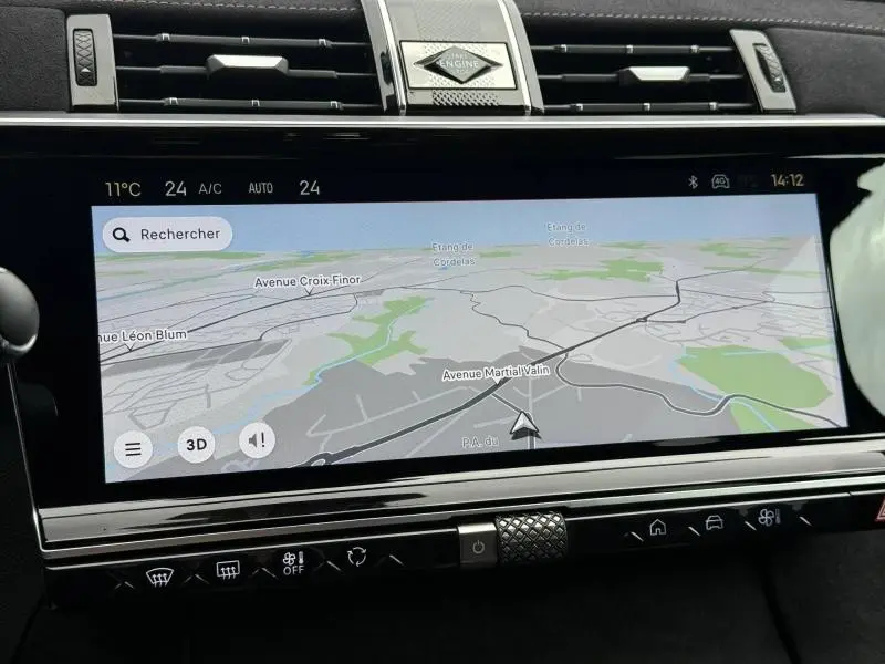 Écran tactile central du DS7 E-TENSE 2024 affichant la navigation, entouré de commandes et d'une finition noire élégante.