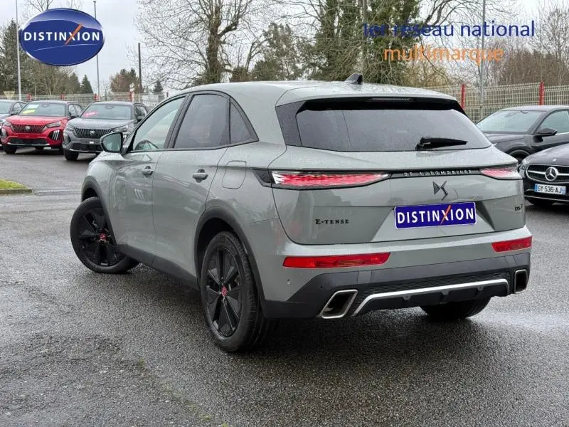 Vue 3/4 arrière droite d'un DS7 E-TENSE gris 2024 avec feux arrière effilés et jantes noires distinctives.