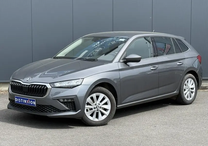 Skoda Scala TSI 116 gris graphite en 3/4 avant droit, avec jantes alliage et calandre noire distinctive.