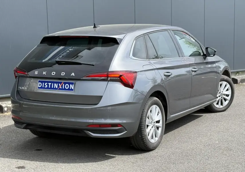 Vue 3/4 arrière droite d'une Skoda Scala gris graphite avec vitres arrière surteintées et jantes alliage 16 pouces.
