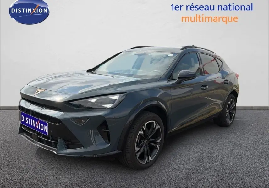 Vue 3/4 avant d'un CUPRA Formentor gris magnétique métallisé avec jantes noires et toit panoramique.