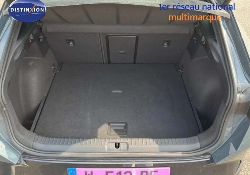 Coffre ouvert vu de dessus d’un CUPRA Formentor gris magnétique métal, montrant un espace de rangement vide et propre.