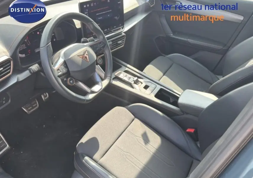 Vue intérieure côté conducteur du CUPRA Formentor 2.0 TDI 150CH DSG 2025 avec sièges tissu noir et volant cuir multifonction.