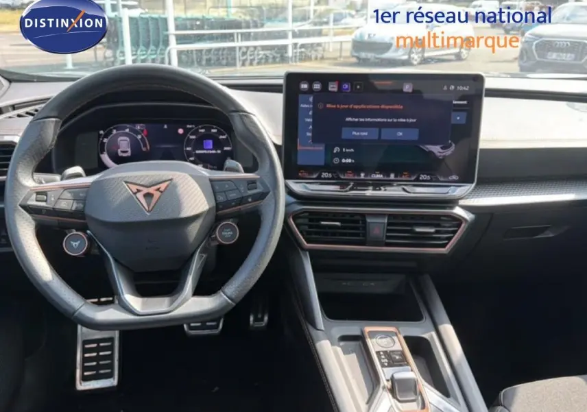 Vue intérieure du tableau de bord et volant CUPRA Formentor 2.0 TDI 150ch gris métallique avec écran tactile central.