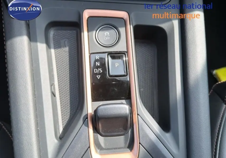Gros plan sur la console centrale de la CUPRA Formentor 2.0 TDI 150CH DSG 2025, avec commandes de boîte automatique et finition cuivrée.