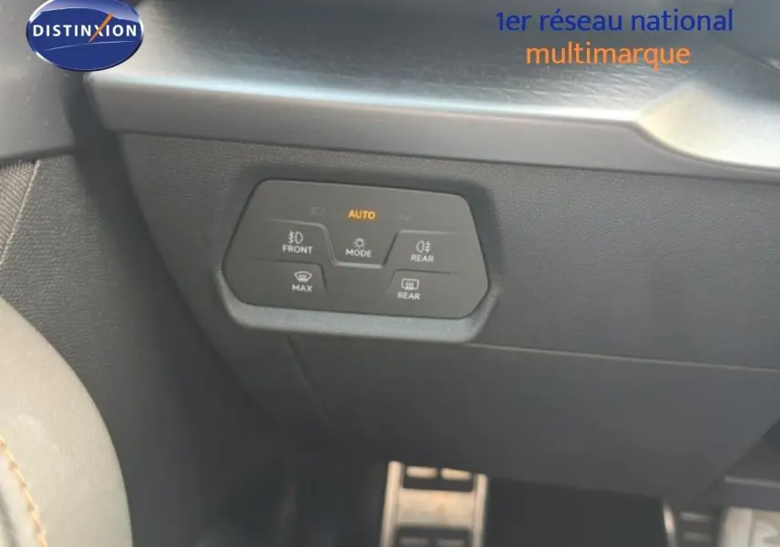 Panneau de commande des feux avec mode automatique, vu de près à l'intérieur d'un CUPRA Formentor gris magnétique.