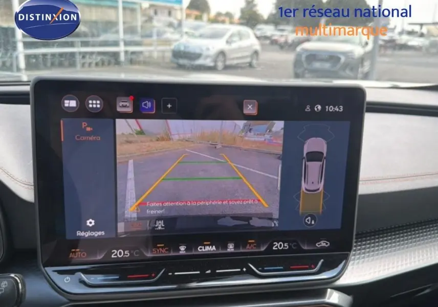 Vue intérieure sur l'écran tactile affichant la caméra de recul du CUPRA Formentor gris magnétique, avec indications de stationnement.