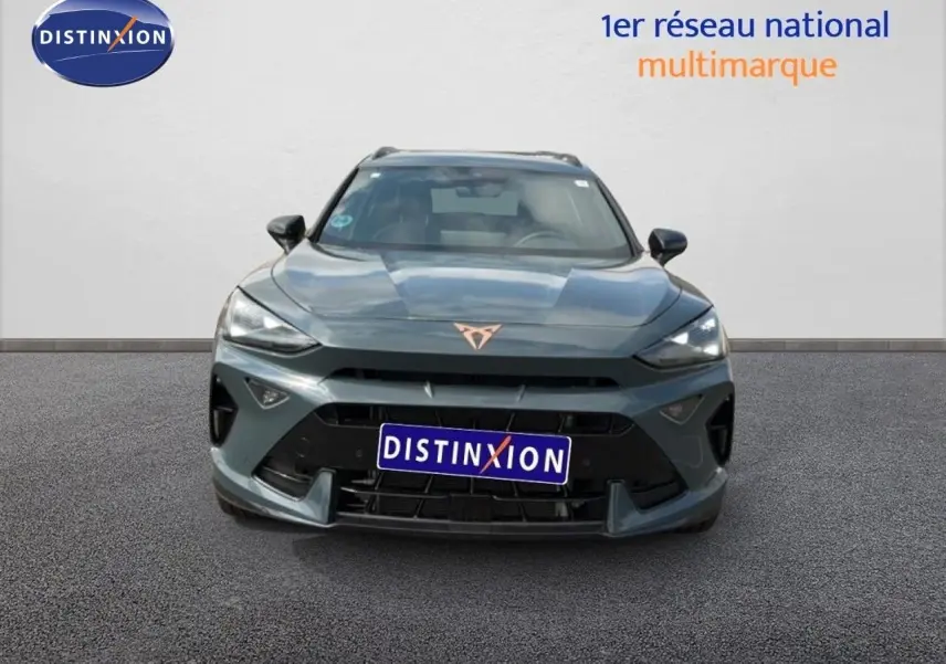 Vue frontale d’un CUPRA Formentor gris magnétique métal 2025 avec calandre noire et logo cuivré distinctif.