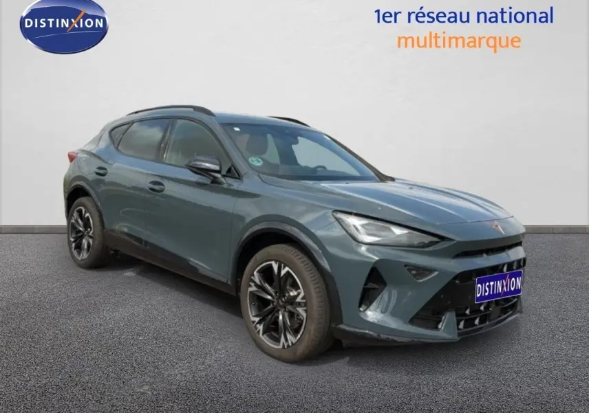 SUV CUPRA Formentor gris magnétique métal en 3/4 avant droit, avec jantes alliage noires et calandre marquée.