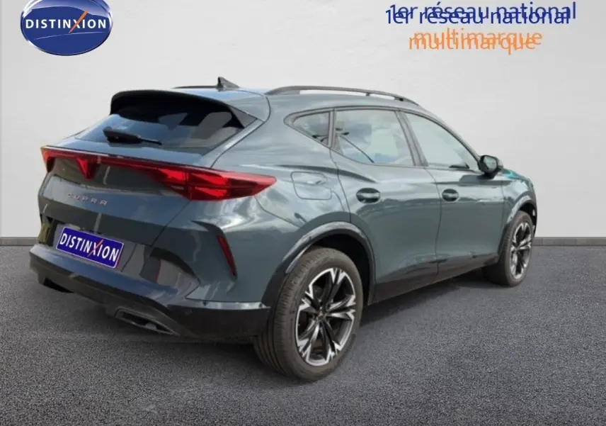 Vue 3/4 arrière droite d'une CUPRA Formentor gris magnétique métal avec jantes noires et feux arrière LED distinctifs.