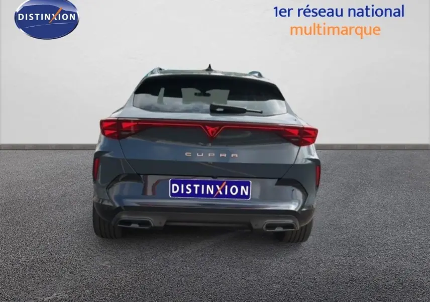 Vue arrière d'une CUPRA Formentor gris magnétique métal avec feux LED reliés et double sortie d'échappement.