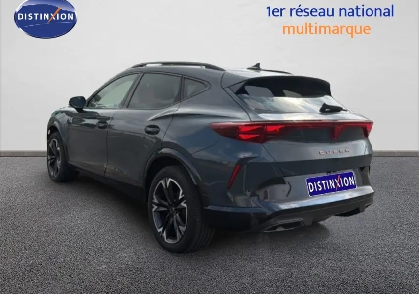 Vue 3/4 arrière droite du CUPRA Formentor gris magnétique métal avec feux arrière allongés et jantes noires distinctives.