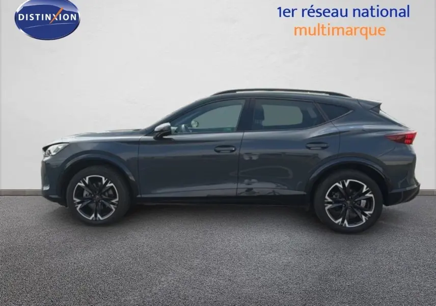 Vue latérale droite d'un CUPRA Formentor 2.0 TDI 150CH DSG gris magnétique métallisé avec jantes alliage bicolores.