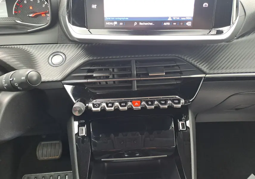 Tableau de bord noir du Peugeot 2008 2020 essence, avec écran tactile et commandes piano noires brillantes.