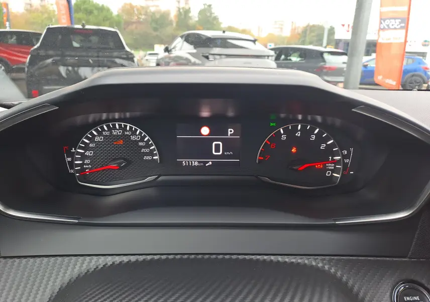 Tableau de bord numérique de Peugeot 2008 gris Artense 2020, affichant vitesse zéro et compte-tours à l'arrêt.