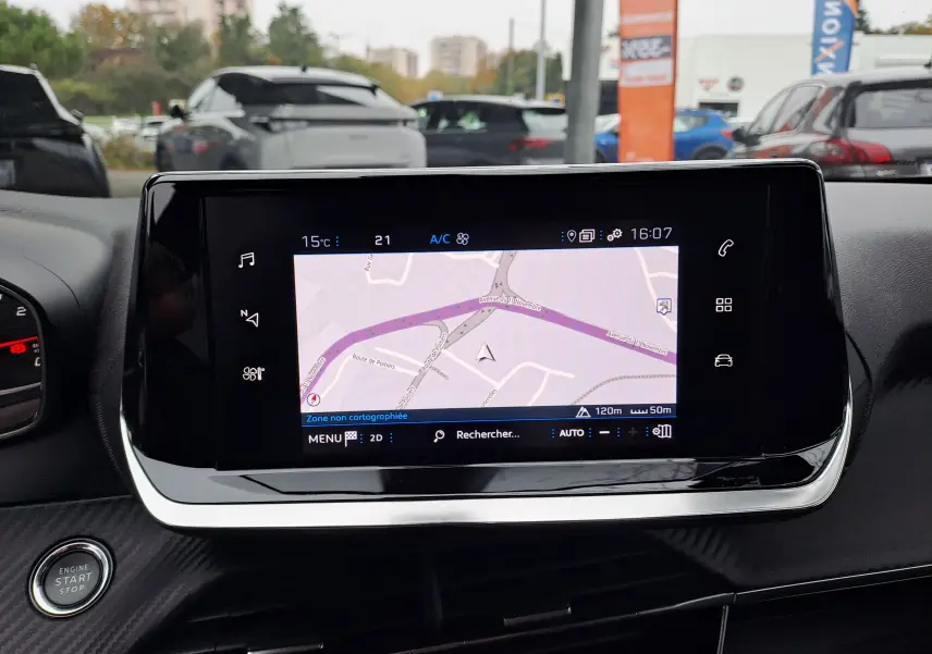 Écran tactile central du tableau de bord du Peugeot 2008 2020 affichant une carte de navigation en intérieur noir.