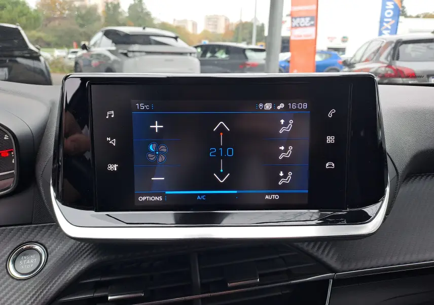 Écran tactile central du Peugeot 2008 gris Artense de 2020 affichant la climatisation à 21°C en mode automatique.
