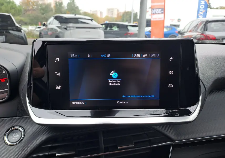 Écran tactile central du Peugeot 2008 2020 affichant la recherche Bluetooth, avec bouton start/stop et tableau de bord noir.