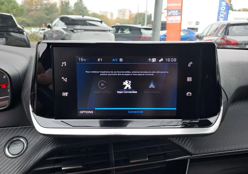 Écran tactile central du tableau de bord du Peugeot 2008 gris Artense, affichant les options de connectivité Apple CarPlay et Android Auto.