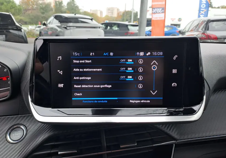 Écran tactile central du Peugeot 2008 gris Artense de 2020 affichant les réglages d'aide à la conduite.