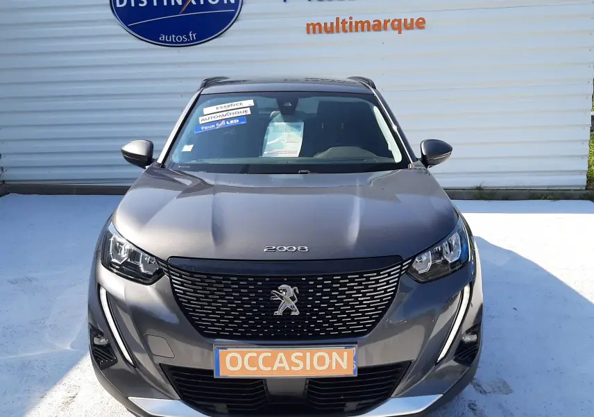 Vue de face d'un Peugeot 2008 gris Artense avec calandre noire et phares LED, affichant une plaque "OCCASION"