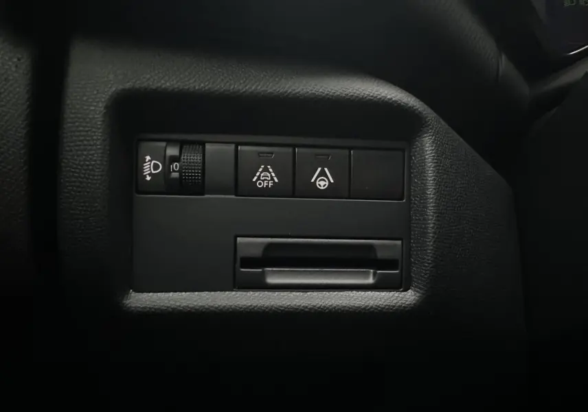 Panneau de commandes noires côté gauche du tableau de bord du Citroën C5 Aircross 2025, avec réglage phares et aides à la conduite.