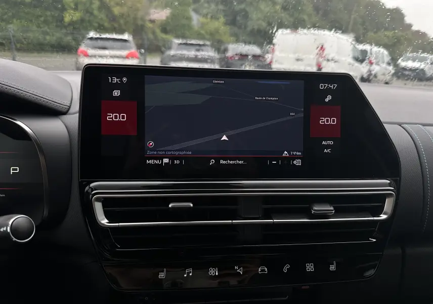 Tableau de bord du Citroën C5 Aircross 2025 avec écran tactile GPS et commandes climatisation, vue intérieure frontale.
