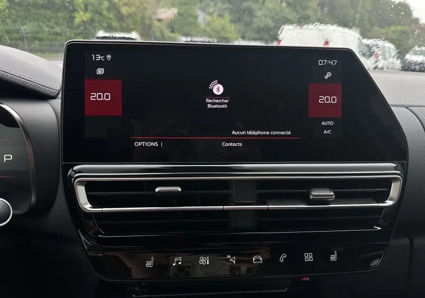 Écran tactile central du tableau de bord du Citroën C5 Aircross 2025 avec commandes climatisation et Bluetooth visible