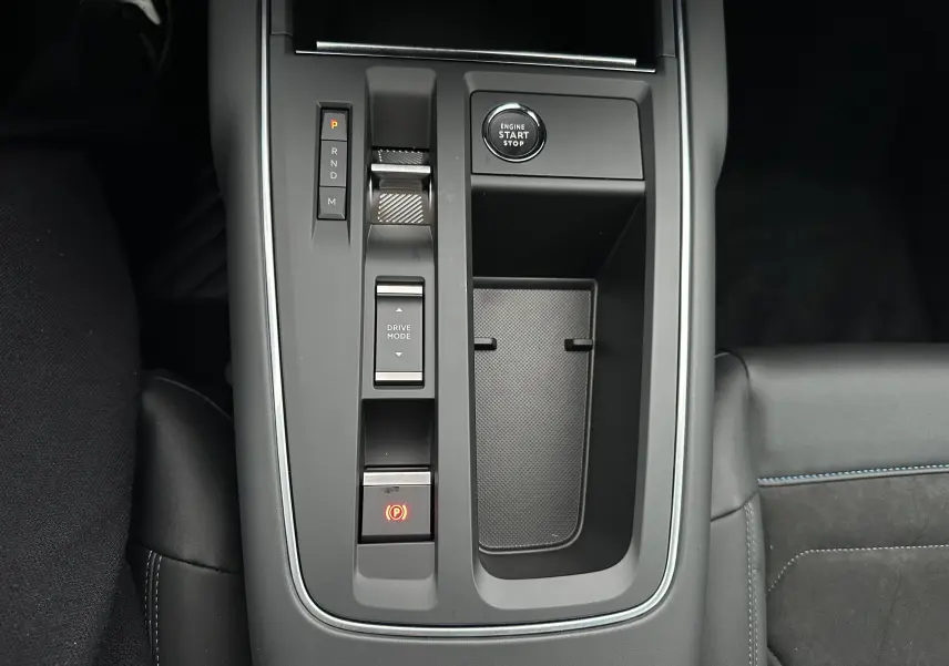 Vue rapprochée de la console centrale noire du Citroën C5 Aircross 2025 avec boutons de boîte auto et frein électrique.