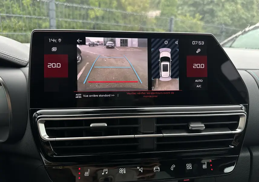 Écran tactile central du Citroën C5 Aircross 2025 montrant la caméra de recul et la vue 360° intérieure.