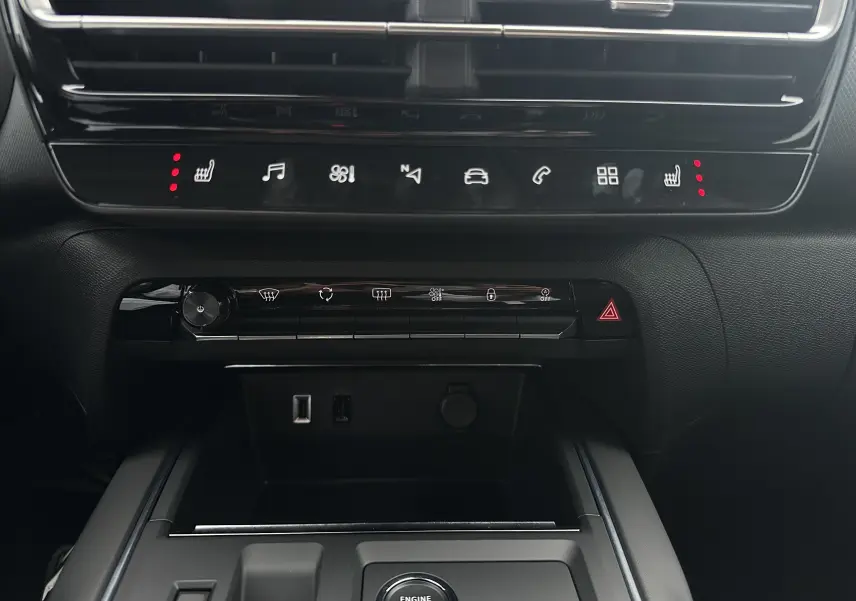 Vue rapprochée de la console centrale noire du Citroën C5 Aircross 2025 avec commandes tactiles et prises USB visibles