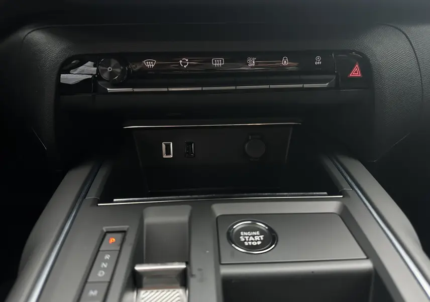 Détail de la console centrale noire du Citroën C5 Aircross 2025 avec bouton start/stop et commandes climatisation.