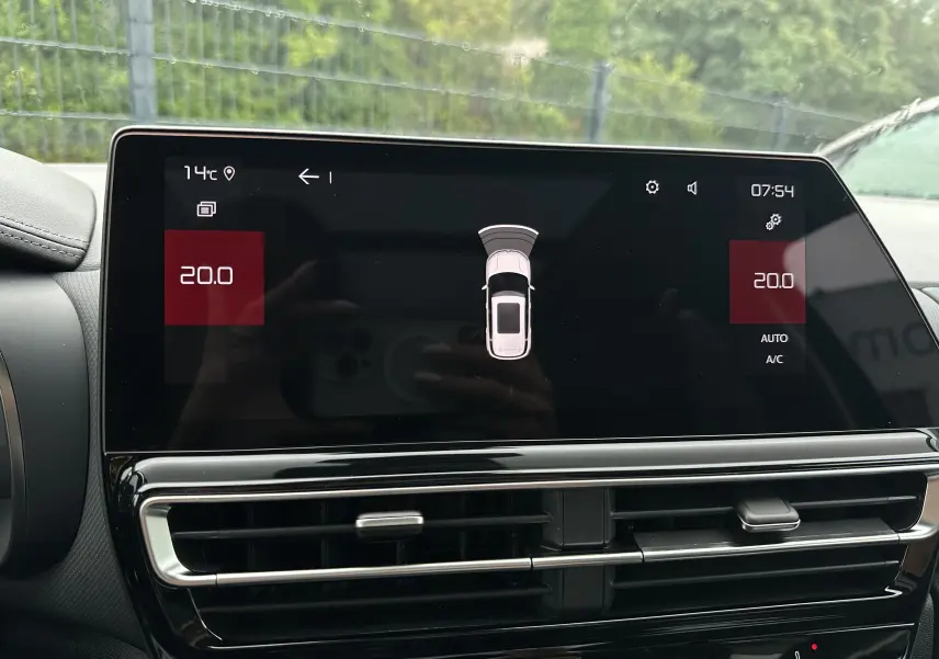 Écran tactile intérieur du Citroën C5 Aircross 2025 montrant la climatisation à 20°C et l'alerte de proximité véhicule.