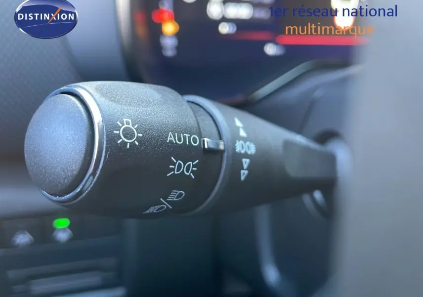 Gros plan sur la commande des phares à gauche du volant dans l’habitacle du Citroën C5 Aircross noir perla metal 2025.