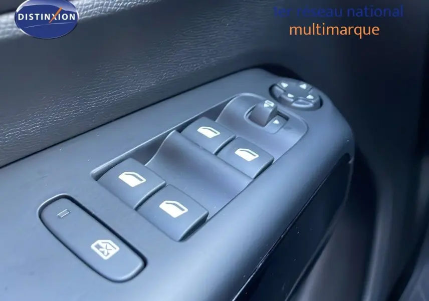 Gros plan sur les commandes des vitres électriques côté gauche d’un Citroën C5 Aircross noir Perla Metal.