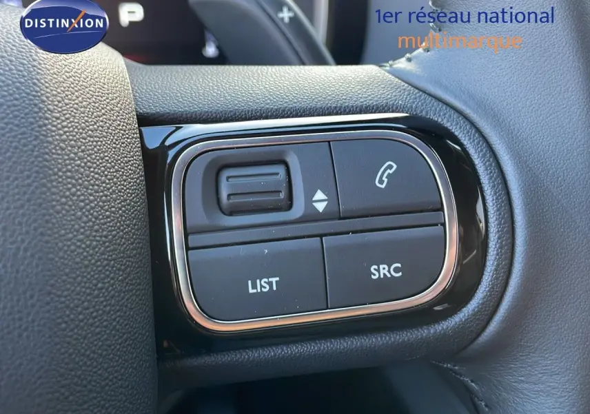 Gros plan sur les commandes au volant du Citroën C5 Aircross 2025, finition cuir noir avec boutons multifonctions.