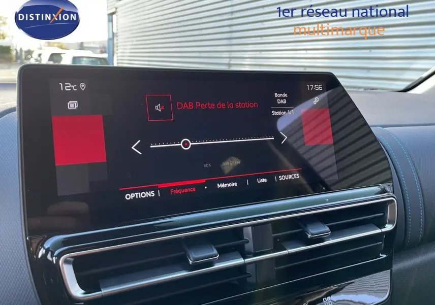 Vue intérieure centrée sur l'écran tactile du tableau de bord du Citroën C5 Aircross noir Perla Metal, affichant la radio DAB.